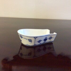 Musselmalet riflet kongeligt porcelæn pibeholder #2033 Royal Copenhagen pibeholder - 9 x 5.5 cm.