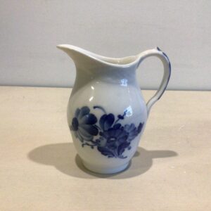 Royal Copenhagen Blå Blomst flødekande i flettet porcelæn - højde 11.5 cm.