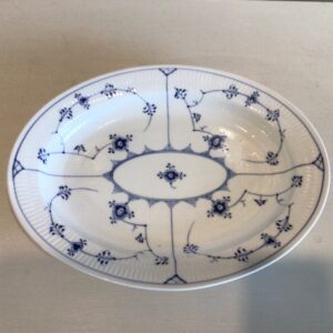Royal Copenhagen. Musselmalet riflet ovalt fad #98 i håndmalet porcelæn - 34 x 25.5 cm.