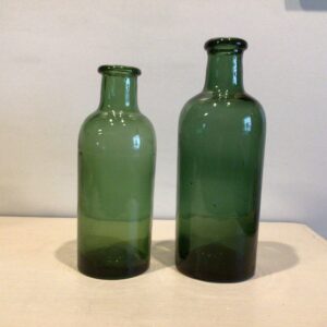 Grøn sirupsflaske fra Aalborg Glasværk ca. år 1910 - højde 24.5 cm. og 22 cm.