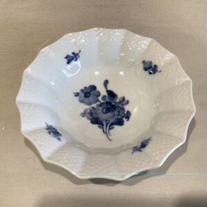 Royal Copenhagen Blå Blomst flettet/kantet skål #8008 i Kongeligt porcelæn - diameter 17 cm. højde 4.5 cm. - 1. sortering