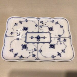 Royal Copenhagen musselmalet sjælden flad bakke i riflet porcelæn #367 - 28 x 20.5 cm. - 1. sortering.