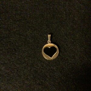 Hjerte vedhæng i guld med glatslebet mørkeblå sten - Herman Siersbøl - diameter 1.5 cm.