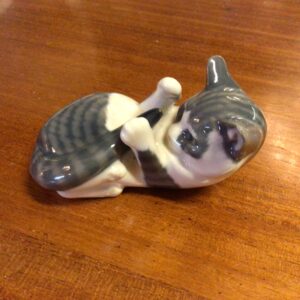 Royal Copenhagen figur af kattekilling #722 - længde 10 cm. - 1. sortering