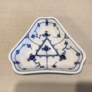 Royal Copenhagen Musselmalet riflet trekantet asiet #1122 - mål: 16 x 14.5 cm. 2. sortering