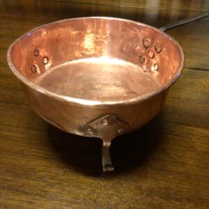 Rudkøbing Kasserolle i kobber med hank af jern - Stemplet - Ole Fasting Reihn Rudkøbing - Borgerskab 1831 - diameter 27.5 cm.