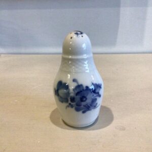 Royal Copenhagen Blå Blomst saltbøsse #8225 i riflet porcelæn - højde 10 cm. - 1. sortering