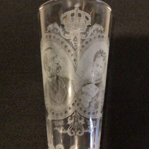 Guldbryllupsglas 1842-1892 - Dronning Louise og Kong Christian den IX - Højde 24 cm.