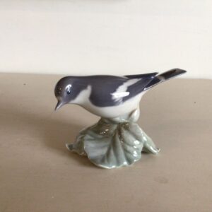 Royal Copenhagen fuglefigur #2144 - Fluesnapper - højde 8 cm. bredde 13 cm.