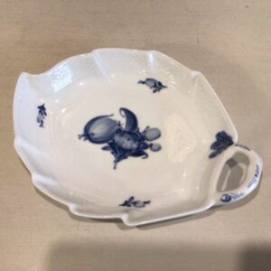 Royal Copenhagen, Blå Blomst bladformet fad #8003 - 28.5x20 cm. - 1. sortering