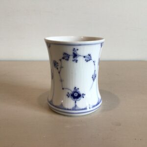 Royal Copenhagen Musselmalet riflet bæger #2157 i porcelæn - højde 9.5