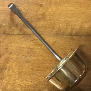 Opøse ske i messing med skaft af jern - længde 38 cm. diameter 15 cm.