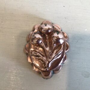 Gammel dansk kageform i kobber med indvendig fortinning - dekoreret med blomster - 8 x 7 cm.