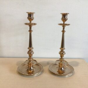 Et par høje messing lysestager stående på rund fod med drypskål under lysholder og over foden - højde 26 cm. diameter fod 11.5 cm. - flot stand