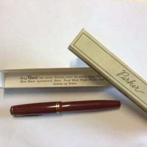 Koralrød Parker fyldepen med tilhørende original æske - spids i 14 karat guld - længde 13.3 cm.