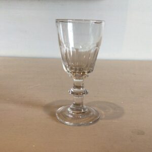 Christian 8. snapseglas med slibning på kummen - højde 8.9 cm.