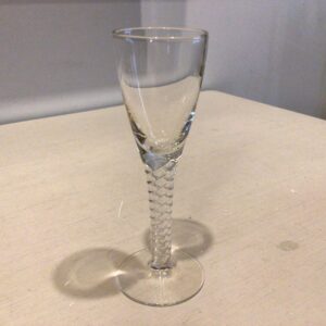 Amager/Twist snapseglas - snoede stilk med spids kumme - højde 11.5 og 11.7 cm.