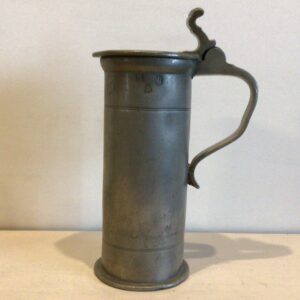 Tin låg krus mester Erich Lundberg, København. Borgerskab 1761, Oldermand 1780-82, død 1782 - højde 25 cm.