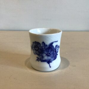 Lille Blå Blomst vase #8253 fra Royal Copenhagen - højde 6.5 cm.