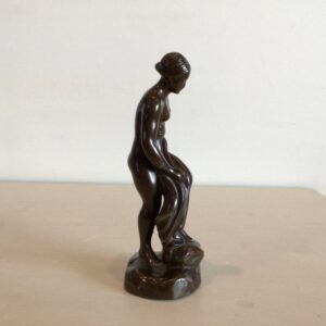 Just Andersen kvindefigur #2100 i patineret diskometal - højde 15.5 cm.