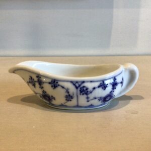 Sjælden Musselmalet lille smørnæb i riflet porcelæn fra Royal Copenhagen - længde 12.5 cm. - 1. sortering