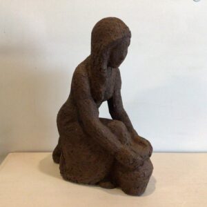 Johannes Larsen "Knælende pige med urne". Højde 35 cm. Bredde 12 cm. Dybde 26 cm.