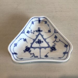 Royal Copenhagen Kgl. Musselmalet 3-kantet asiet #2211 i Kongeligt riflet porcelæn
