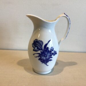 Blå Blomst kande #8051 i flettet porcelæn fra Royal Copenhagen - højde 20 cm.