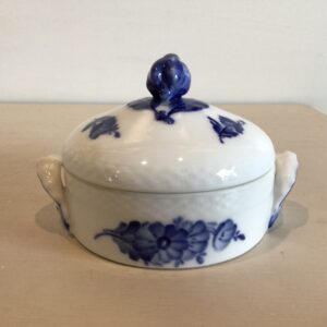 Blå Blomst smørkrukke #8139 fra Royal Copenhagen - 1. sortering