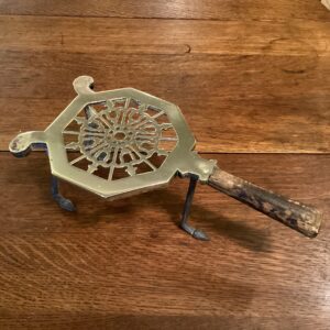 Engelsk jernstøtte med messingplade og træhåndtag. Mål: 32x15 cm. højde 12 cm. Ca. år 1800.