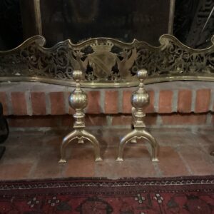 Firedogs. Et par rigtig flotte gamle i messing. England ca. år 1850 - højde 35 cm. længde 19 cm. bredde 16.5 cm.