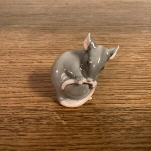 B&G lille mus #1801 i porcelæn - højde ca. 5 cm. - 1. sortering