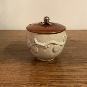 Arne Bang Krukke med låg med sølvtop - højde uden låg 8 cm. diameter 8.7 cm.