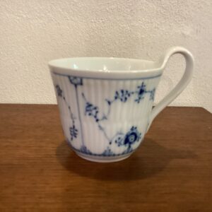 Royal copenhagen musselmalet højhanket kop i riflet porcelæn - højde 9 cm.