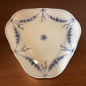 Empire trekant fad #40 i porcelæn fra B&G - 24 x 22.5 cm.