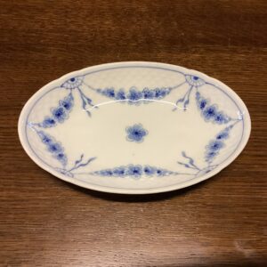 Bing & Grøndahl lille Empire asiet - længde 18 cm. Bredde 12 cm.