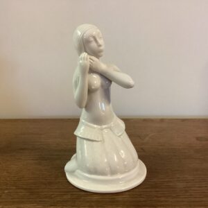 Royal Copenhagen Blanc de Chine kvindefigur - højde 18 cm. bredde 10 cm. - 1. sortering
