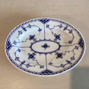 Royal Copenhagen ovalt fad #531 i halvblonde porcelæn - 25 x 19.5 cm.