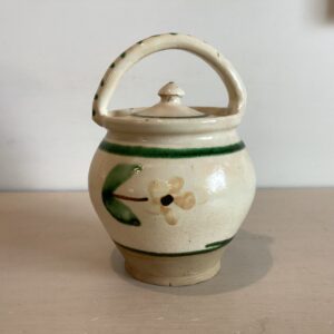 Lille gul Barselspotte prydet med gul blomst på hver side og grønne vandrette striber - højde 18 cm.