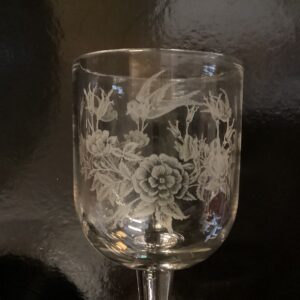 Kastrup glas med ætset motiv af fugle og blomster år 1910 - højde 15.5 cm.