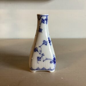 Royal Copenhagen Musselmalet sjælden vase #453 i riflet porcelæn - højde 11 cm. - 1. sortering