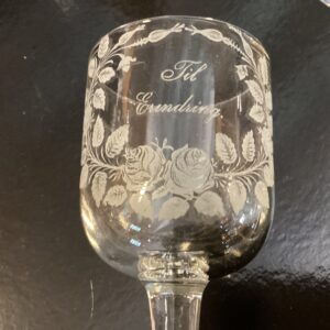 Erindringsglas med devisen "Til Erindring" fra Kastrup Glasværk - højde 16 cm.