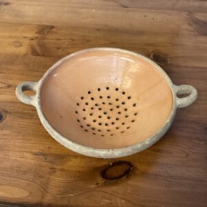 Gammelt dansk lertøjs dørslag med to hanke - 27.5 x 22 cm. højde 7.5 cm. - ca. år 1880