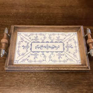 Lille musselmalet bakke i porcelæn med træramme og håndtag - 25.5 x 15 cm.