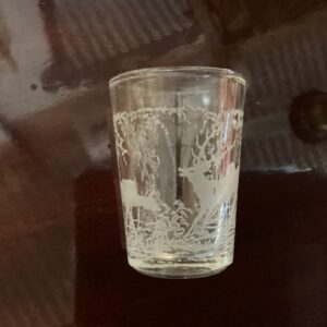 Hjorte Snapseglas med hjorte fra Kastrup Glasværk - højde 5 cm. diameter 3.5 cm.