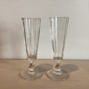 Et par skønne gamle champagnefløjter -højde 17 cm.