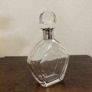 Elegant klar glas karaffel med hals af sterling sølv - højde 21 cm. bredde 14 cm. - meget flot stand