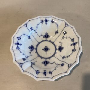 Royal Copenhagen Musselmalet riflet kantet skål #1/142 - Diameter 21 cm. Højde 5 cm. - 3. sortering.