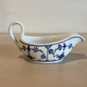 Royal Copenhagen Musselmalet riflet smørnæb #1/2040 - længde 15.5 cm. Højde 8 cm. - 1. sortering