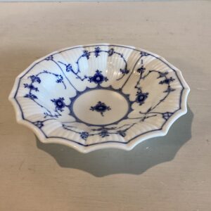 Royal Copenhagen Musselmalet riflet kantet skål nr. !/140 - Diameter 15.3 cm. højde 3.5 cm. 3. sortering